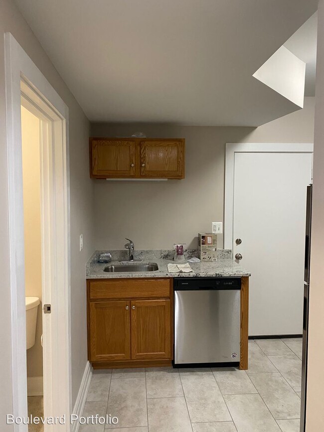 Foto del edificio - 3225 W Division St