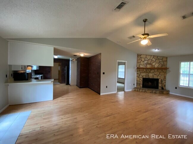 Building Photo - Centrally located in Navarre.