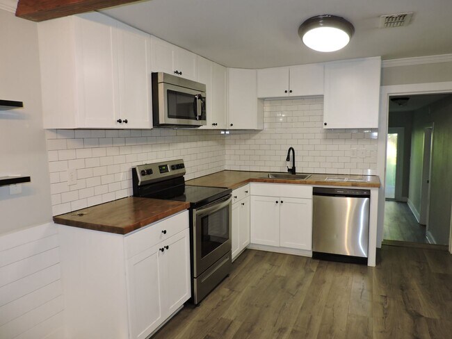 Building Photo - Close to schools & shopping!