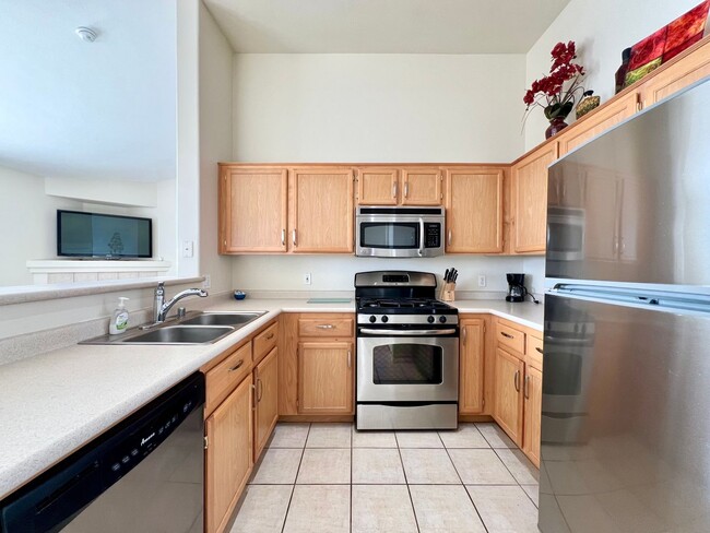 Building Photo - CHARMING FURNISHED 2BD/2BA CONDO IN HENDER...