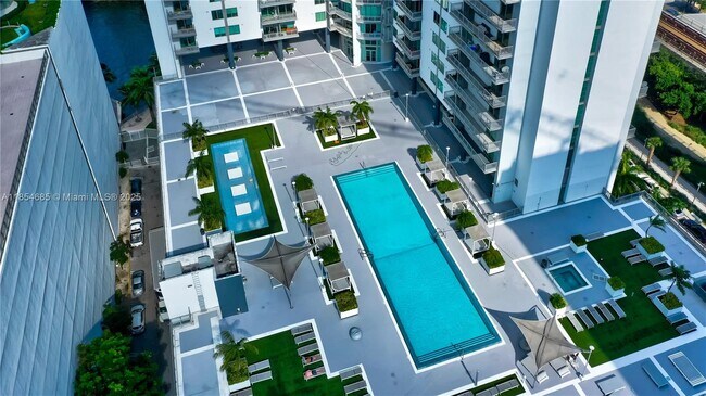 Foto del edificio - 690 SW 1st Ct