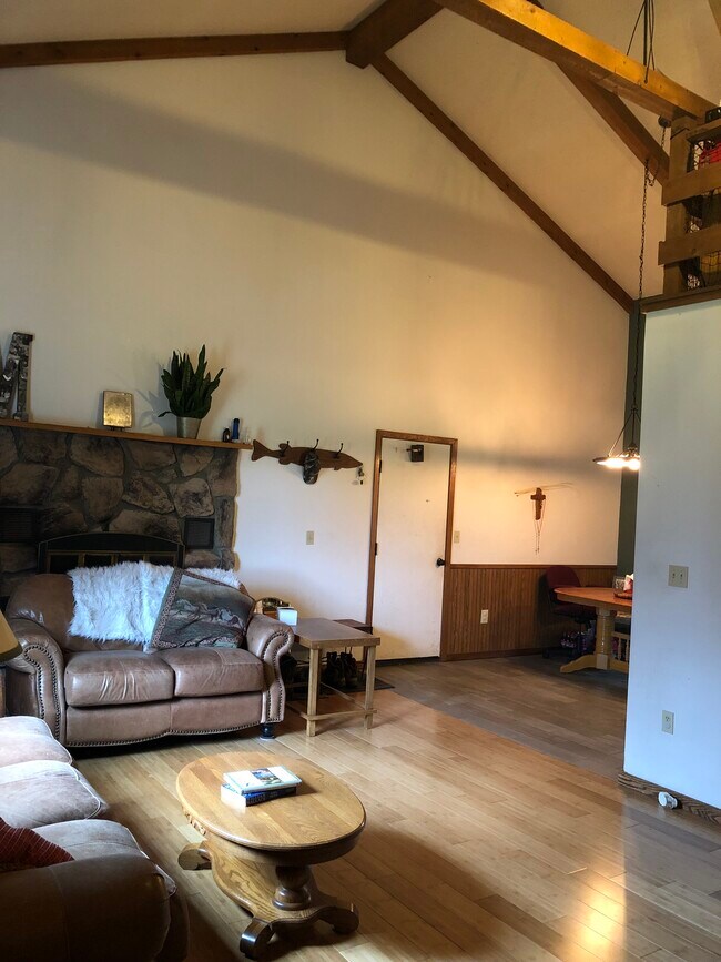 Sala y comedor - 23260 Bridgestone Rd NW