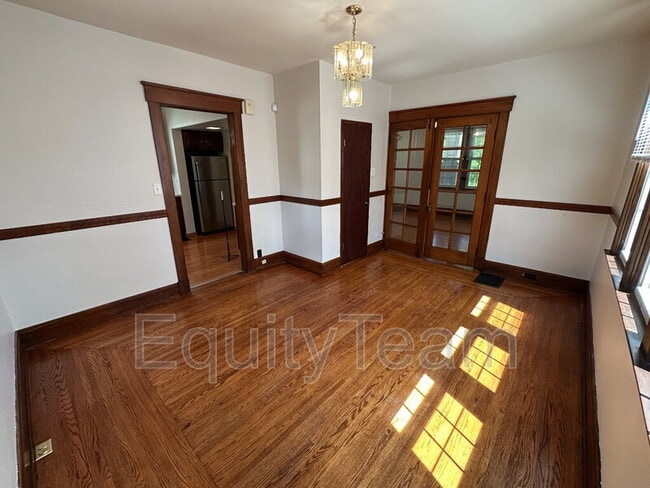 Building Photo - 3823 Drake Ave