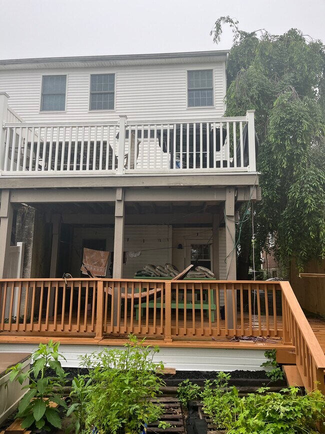 Building Photo - 557B Parker Ave