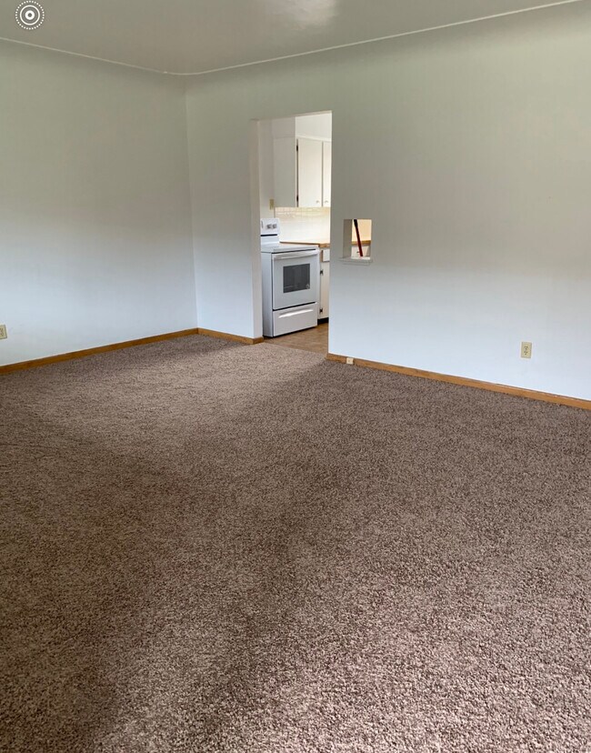 Looking towards kitchen - 4605 Otis St