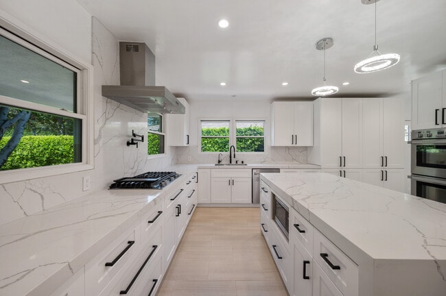 Building Photo - 516 N Camden Dr