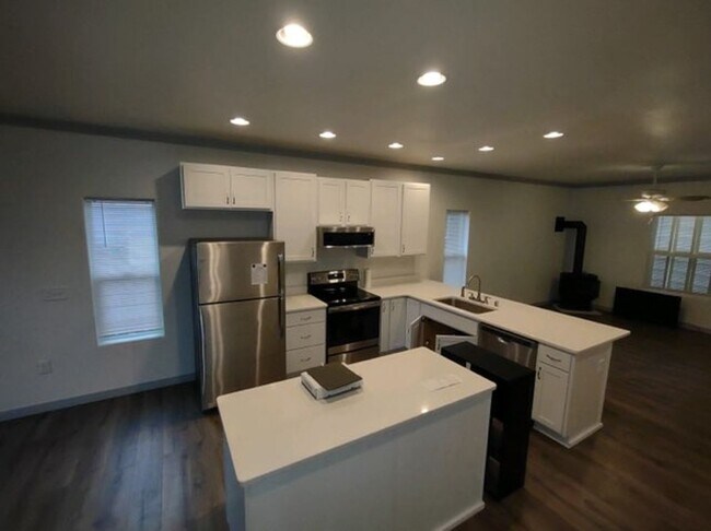 Building Photo - Like New 2 BR 2 BA Beach Home