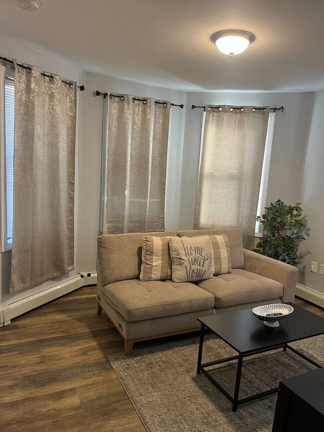 Building Photo - 378 Admiral St