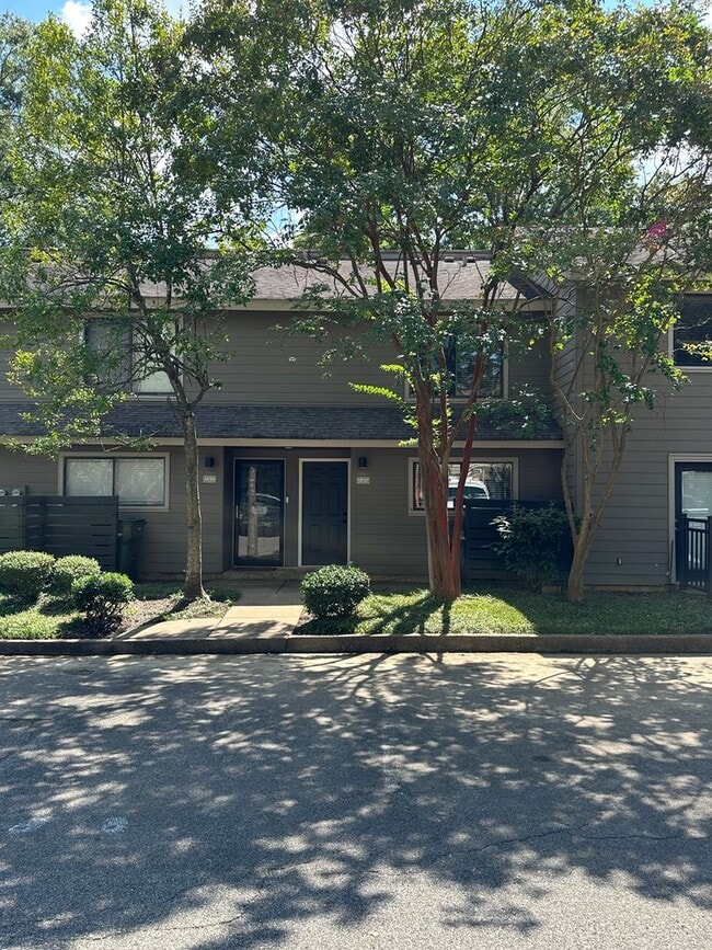 Building Photo - MOVE IN SPECIAL - 1/2 OFF FIRST MONTHS RENT! Germantown 2 story Townhome! Private Fenced in Patio...