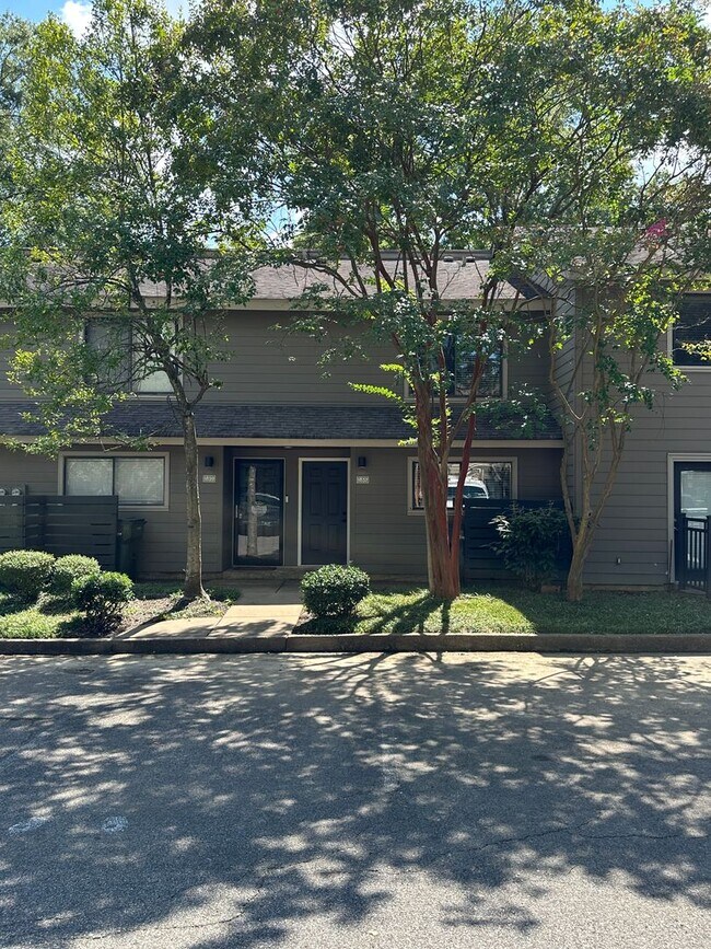 Foto del edificio - MOVE IN SPECIAL - 1/2 OFF FIRST MONTHS RENT! Germantown 2 story Townhome! Private Fenced in Patio...