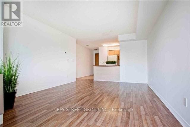 Photo du bâtiment - 5500-5500 Yonge St