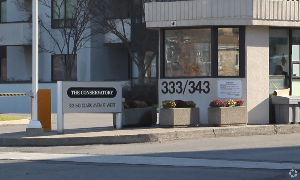 Photo du bâtiment - The Conservatory Condos