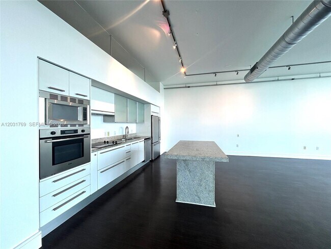 Foto del edificio - 7934 West Dr