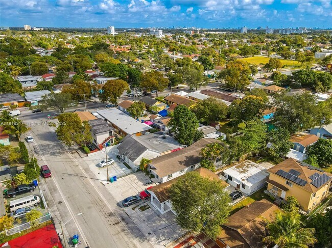 Foto del edificio - 2701 NW 24th Ct
