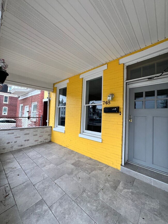 Foto del edificio - 5 Bedroom 1 Bath Home Available