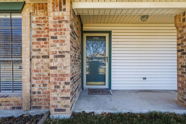 Building Photo - Half of Duplex Ready for New Tenants- 2 Bed, 2 Bath- North Richland Hills- Birdville ISD- 76180