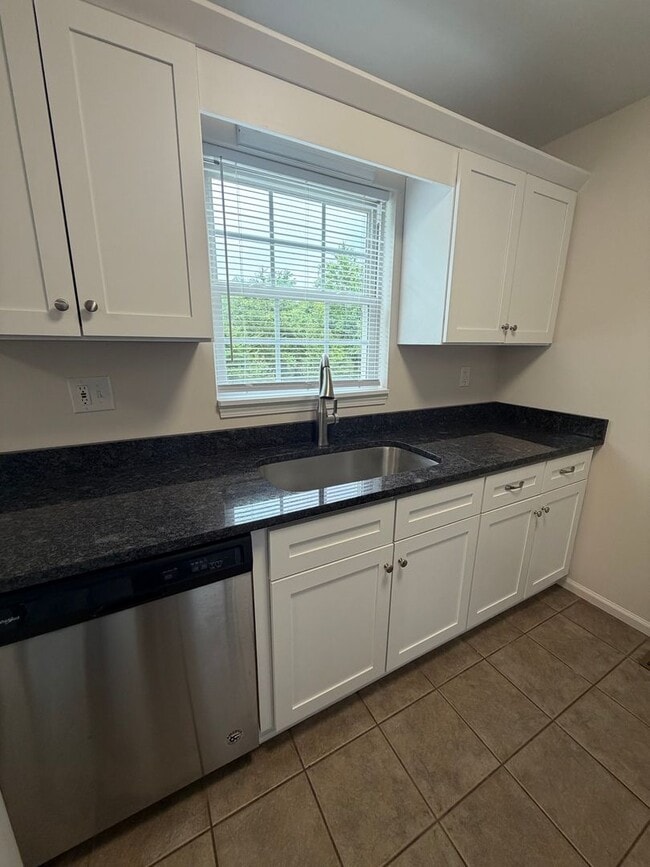 Building Photo - Spacious 2-Bedroom Townhouse with Garage