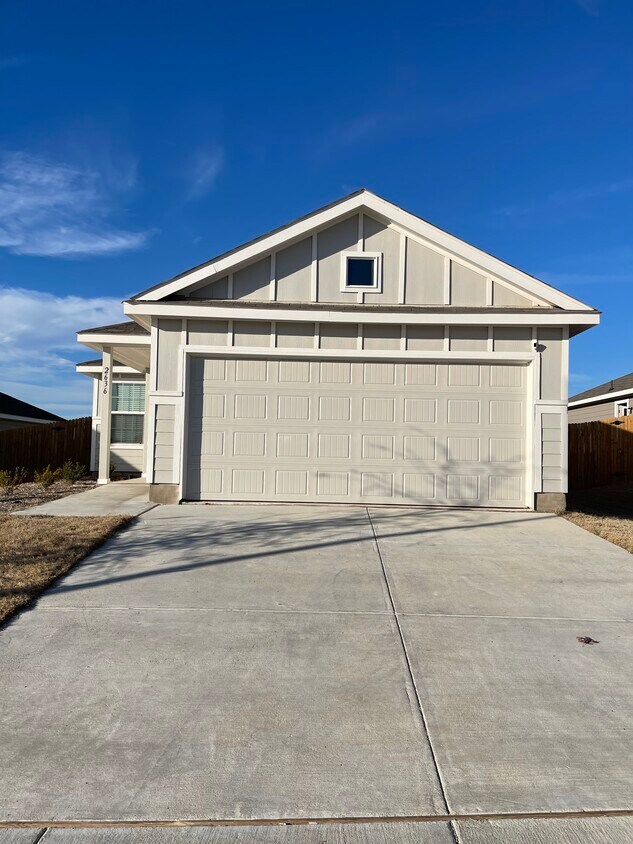 Primary Photo - 2636 Kingsman Dr