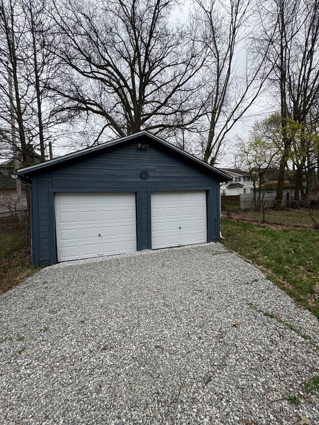 Building Photo - 4 Bed/1.5 Bath with Detached Garage!