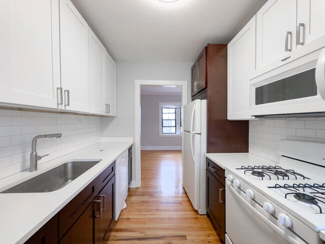 Building Photo - 5604 W Leland Ave