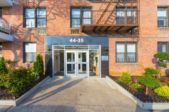 Foto del edificio - 44-35 Colden St
