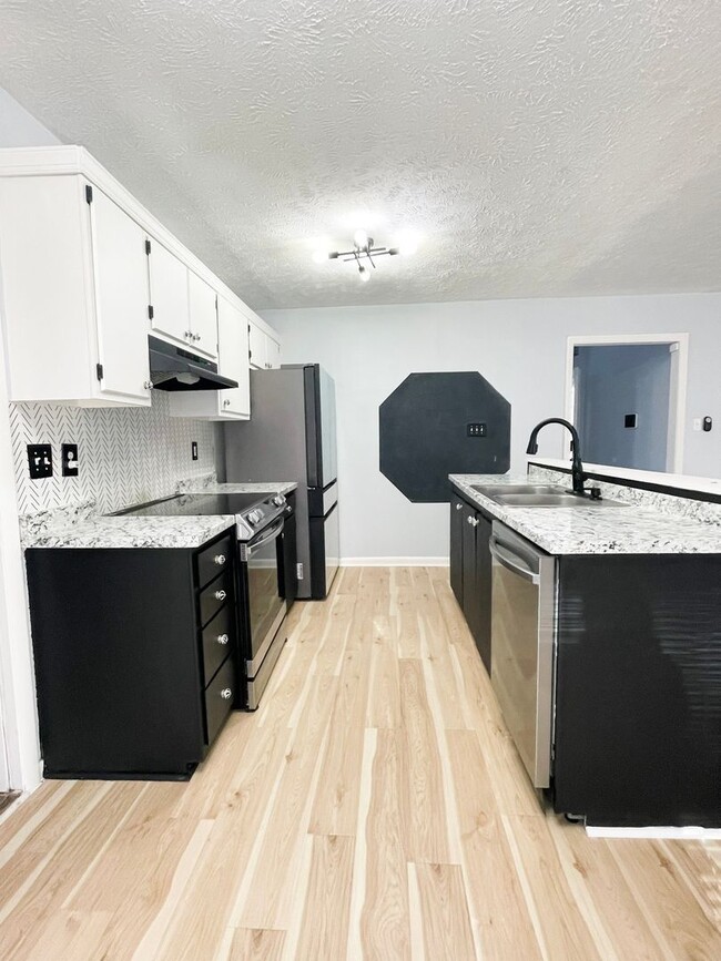 Building Photo - FIRST TWO WEEKS RENT FREE! 3 Bedroom 2 Bat...
