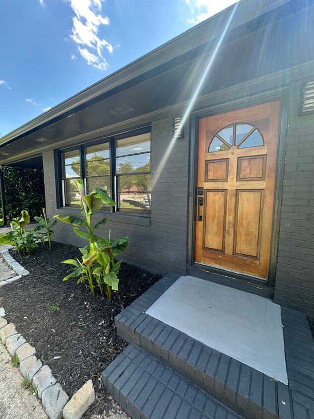 Primary Photo - Updated 3 Bedroom House on the Eastside