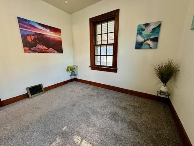 Building Photo - 2 bed, 1 bath home for rent in Waterloo