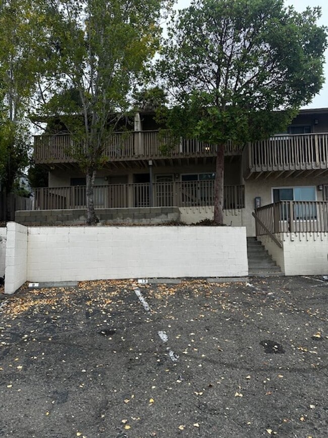 Foto del edificio - Upstairs 1bd/1ba Condo w/ Balcony