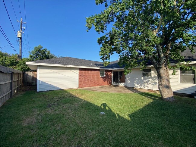 Building Photo - 6814 Golfcrest Dr