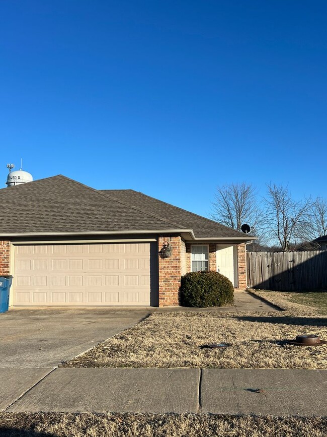 Building Photo - 3br / 2 ba Duplex coming soon.