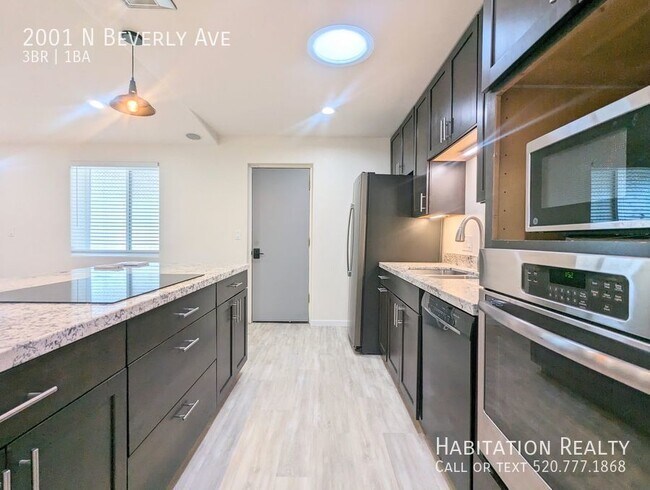 Building Photo - 3bd/1ba Freshly Renovated Home w/ an Enclo...