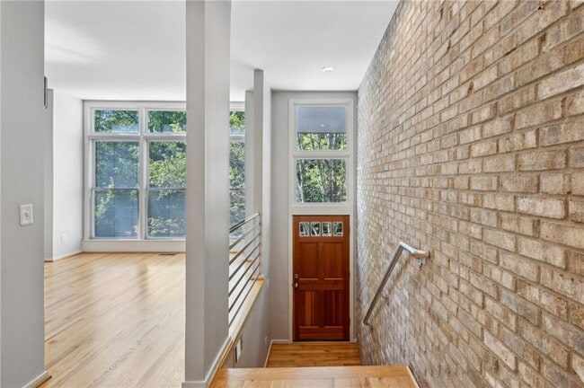 Building Photo - 1294 Fernwood Cir NE