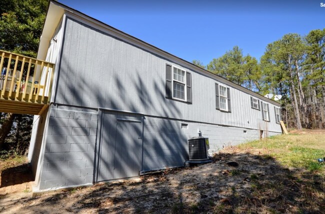 Building Photo - 3 Bedroom 2 Bath Large Lot