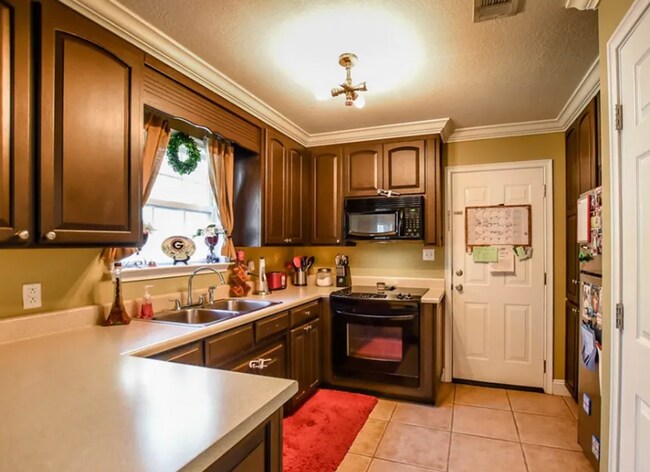 Foto del edificio - Spacious 3-Bedroom Home with Modern Amenit...