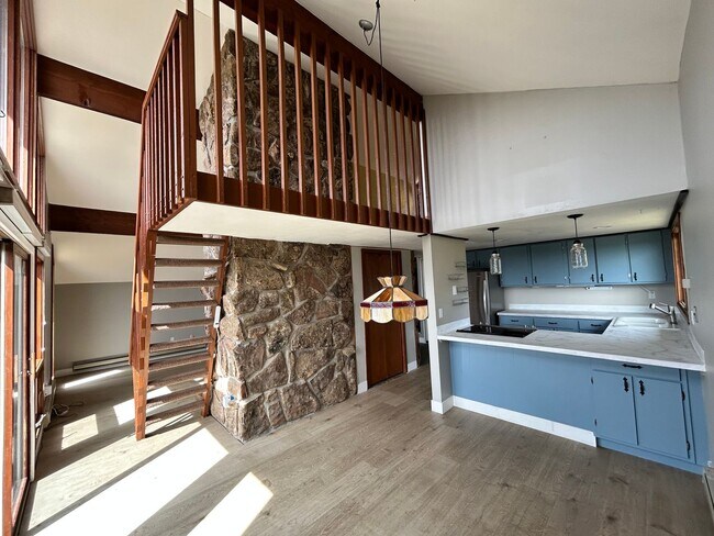 Building Photo - 2 Bedroom Mountain Home with Loft and Spec...