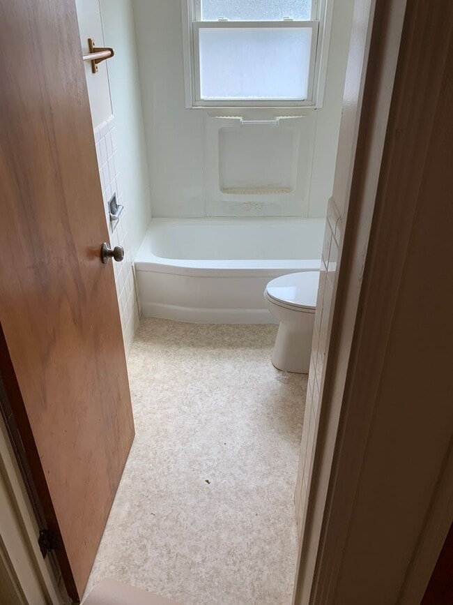 Building Photo - 2 Bedrooms  & 1 Bathroom - East end of Bar...
