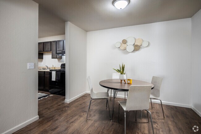 1 habitación, 1 baño, 849 pies cuadrados, área de comedor - Pine Tree Apartments