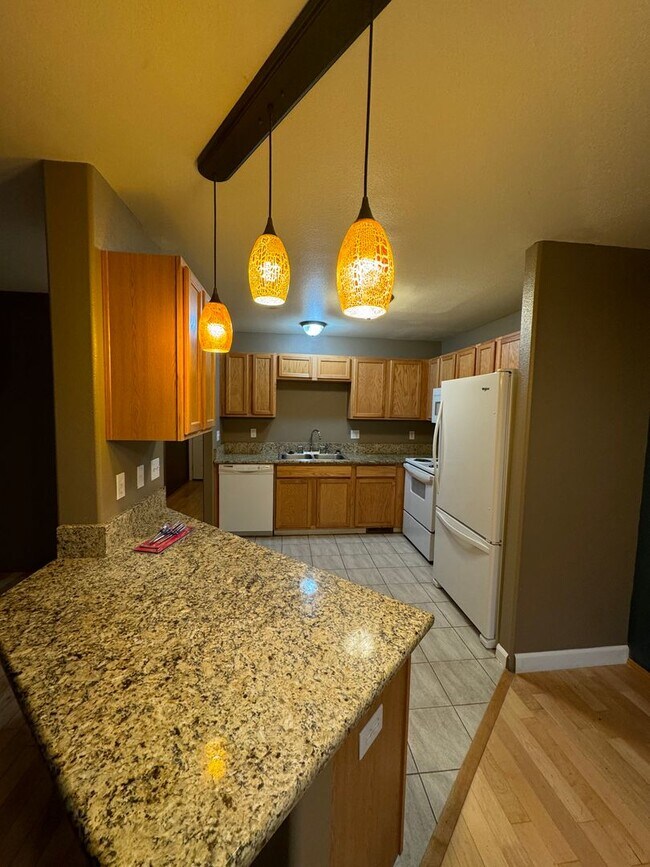 Foto del edificio - 3 bedroom 2 1/2 bath two story in Nice Roseburg HOA