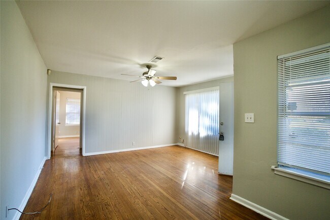 Foto del edificio - 8733 Robindell Dr