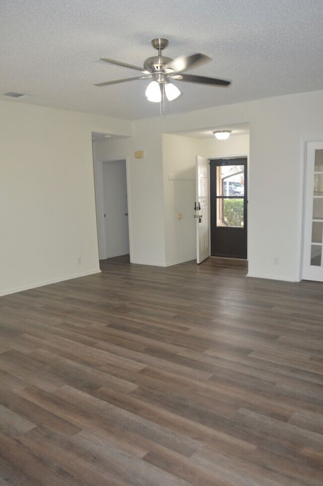 Building Photo - Charming 3 bed 2 bath with a converted gar...