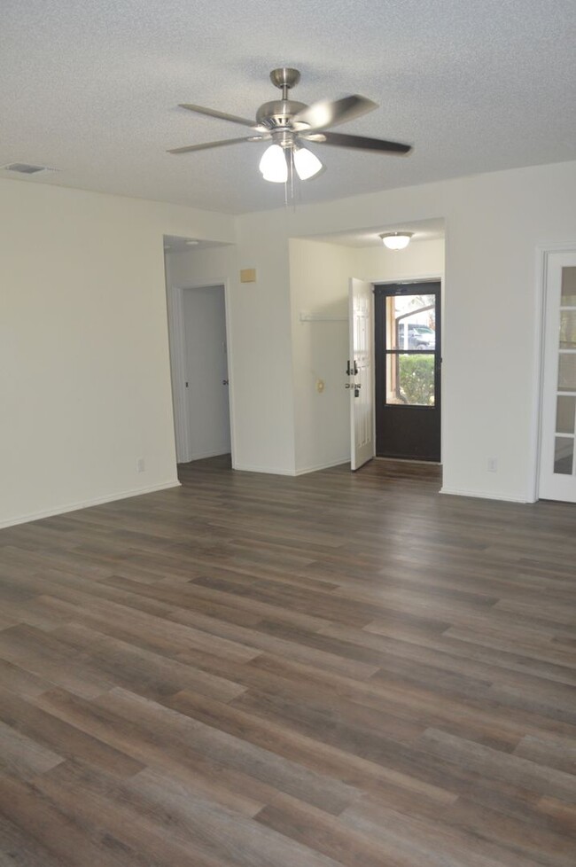 Foto del edificio - Charming 3 bed 2 bath with a converted gar...