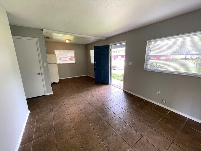 Building Photo - Nice and cozy 3 bedrooms 2 baths single-fa...