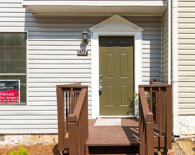 Building Photo - Crestwood Condominiums