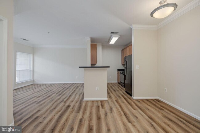 Building Photo - 4854 Eisenhower Ave