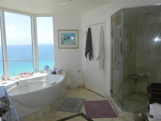 Foto del edificio - 17555 Collins Ave