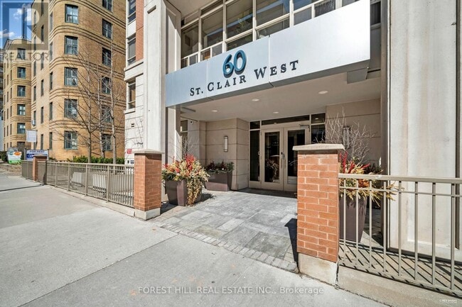 Photo du bâtiment - 60-760 St Clair Ave W