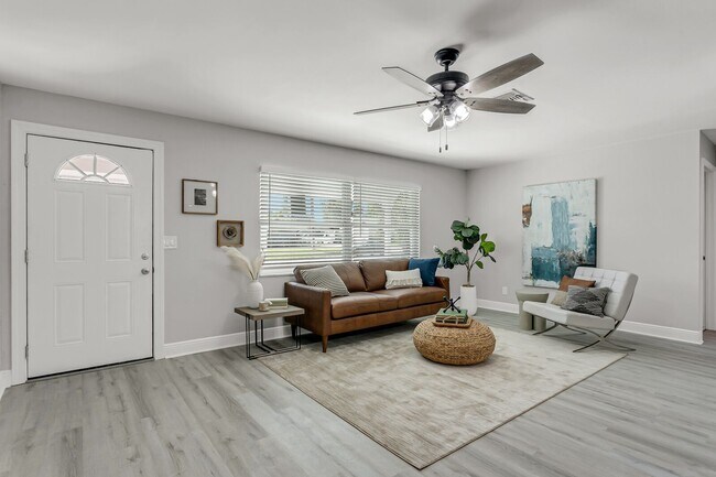 Foto del edificio - Coming Soon! - Beautifully Renovated Large...