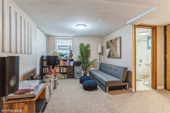 Foto del edificio - 3575 N Milwaukee Ave