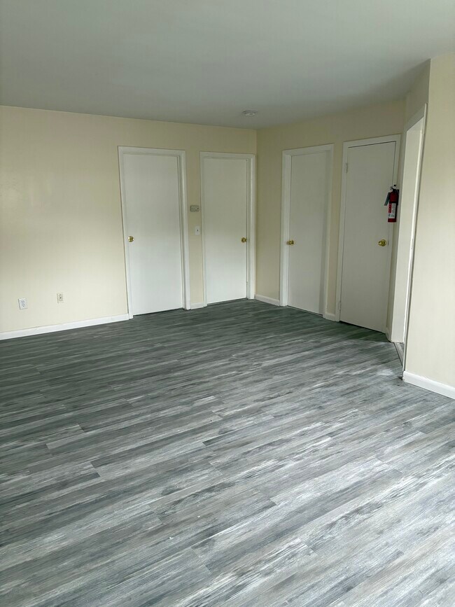 Foto del edificio - 12 Airport Rd